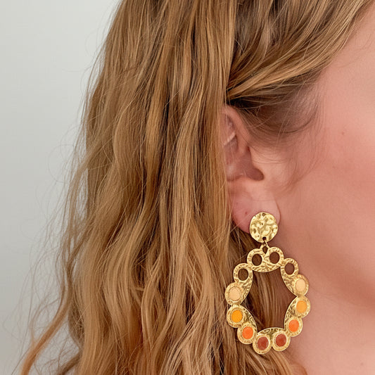 Boucles d’oreilles Ambra — Ces boucles d’oreilles articulées plaquées or sont sublimées par des éléments en résine colorée