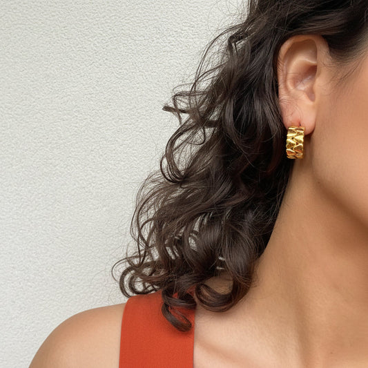 Boucles d’oreilles Amore — Petites créoles composées de coeurs entrelacés en plaqué or
