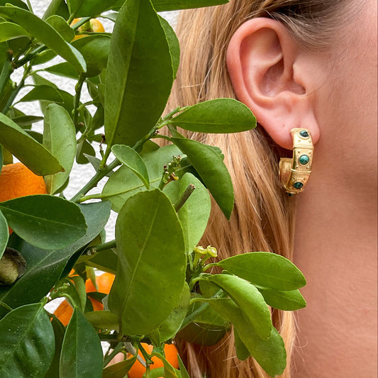 Boucles d’oreilles Gaia — Boucles d'oreilles créoles plaquées or, ornées de pierres de couleurs verte et violine en résin
