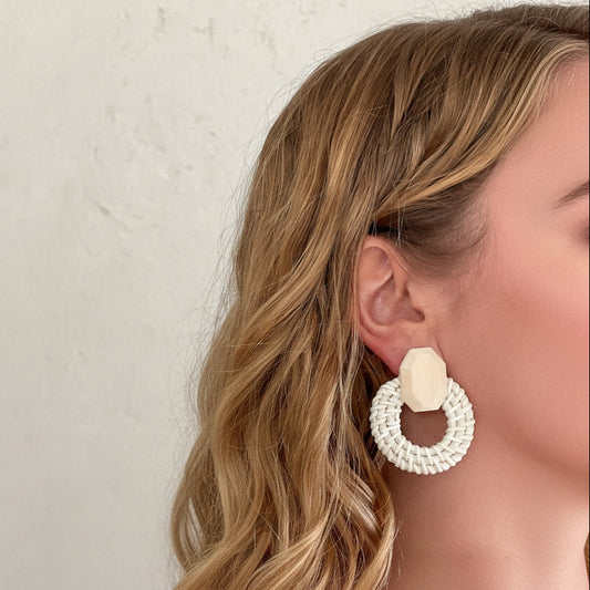 Boucles d’oreilles Sabbia — Boucles d'oreilles en rotin naturel et bois recyclés, ultra légères