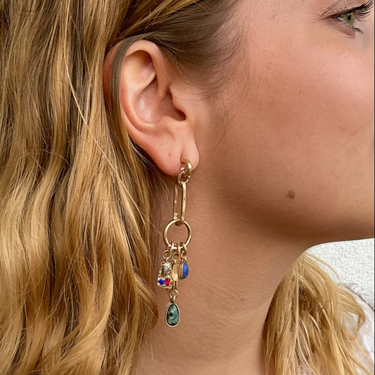 Boucles d’oreilles Verde — Ces boucles d'oreilles accumulent, tout en légèreté des pampilles en résine colorée, qui rappel