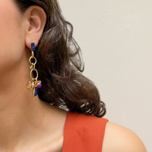 Boucles d’oreilles Violetta — Ces boucles d'oreilles accumulent, tout en légèreté des pampilles en résine violette et bleue