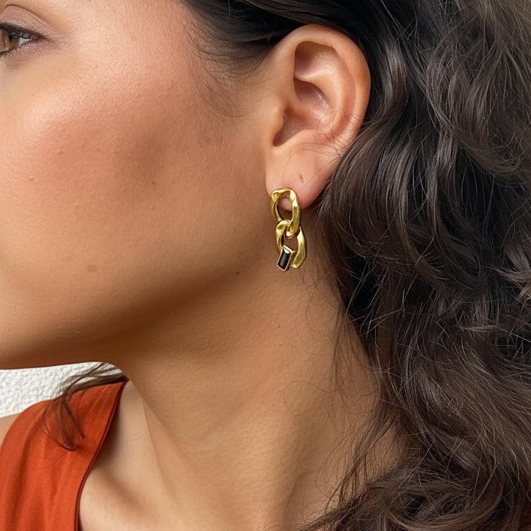 Boucles d’oreilles Catena Oro — Boucles d'oreilles plaquée or composées de deux maillons et ornées d'un zircon anthracite cub
