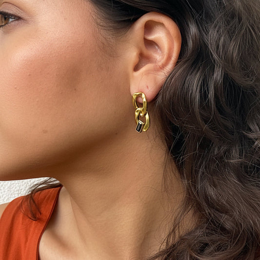 Boucles d’oreilles Catena Oro — Boucles d'oreilles plaquée or composées de deux maillons et ornées d'un zircon anthracite cub
