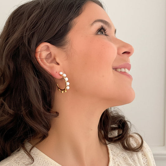 Boucles d’oreilles Regina — Boucles d'oreilles créoles plaquées or ornées de petites perles or et nacrées en résine