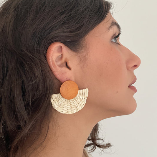 Boucles d’oreilles Alba — Boucles d'oreilles en bois et rotin recyclés, ultra légères, en forme d'éventail