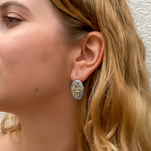 Boucles d’oreilles Santa Argento — Boucles dormeuses en laiton ajouré argent et or et pierres en zircon noir, au design graph