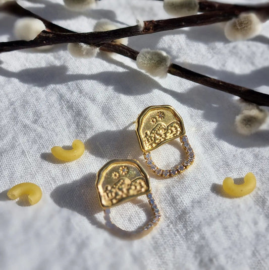 Boucles d’oreilles Stella Oro — Clous d'oreilles plaqués or et martelés à motifs ciel étoilé, avec petite boucle en strass po