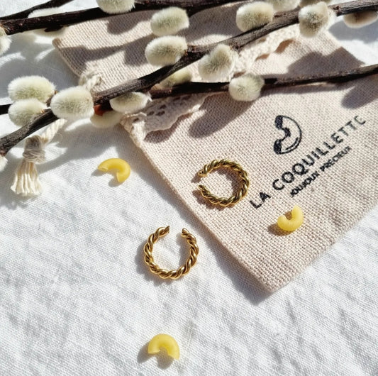 Boucles d’oreilles Cara — Pour oreilles non percées. Mini créoles manchettes torsadées, plaquées or vendue à l'unité. Se