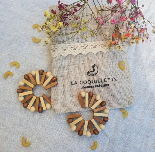 Boucles d’oreilles Carolina — Boucles d'oreilles en forme de C en perle de bois assemblées à la main. Le rendu obtenu est mod